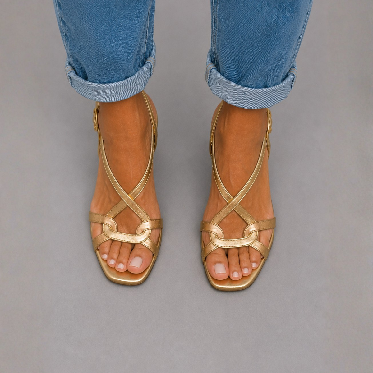Liliana | Sandalias Doradas, Encanto Veraniego
