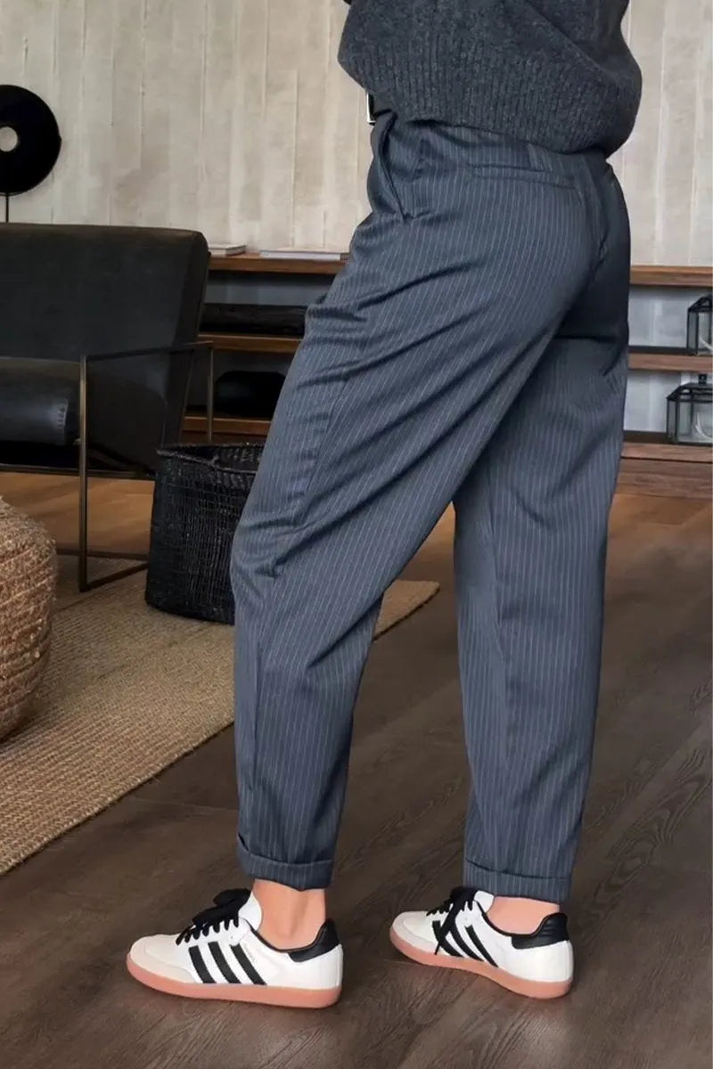 Dettaglio dei pantaloni eleganti a righe