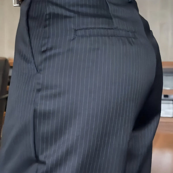 Pantaloni eleganti a righe abbinati a blazer